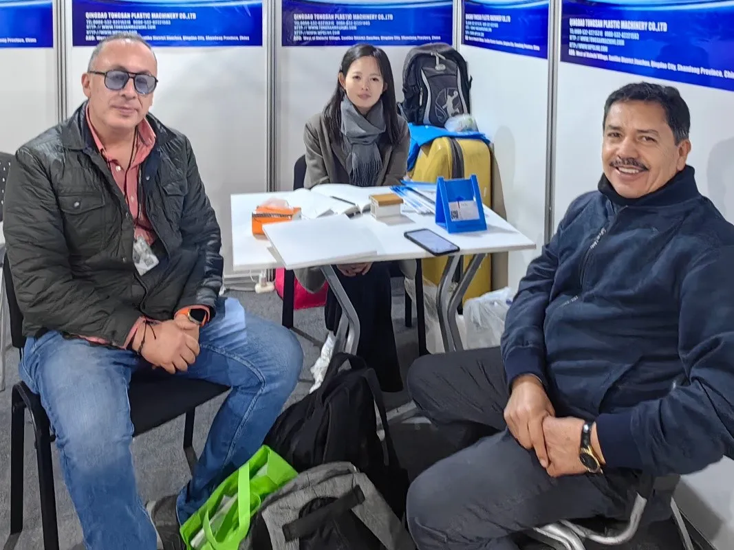Moly discuss PP hollow sheet machine with client on Chinaplas exhibition Moly discuss PP hollow sheet machine with client on Chinaplas exhibition