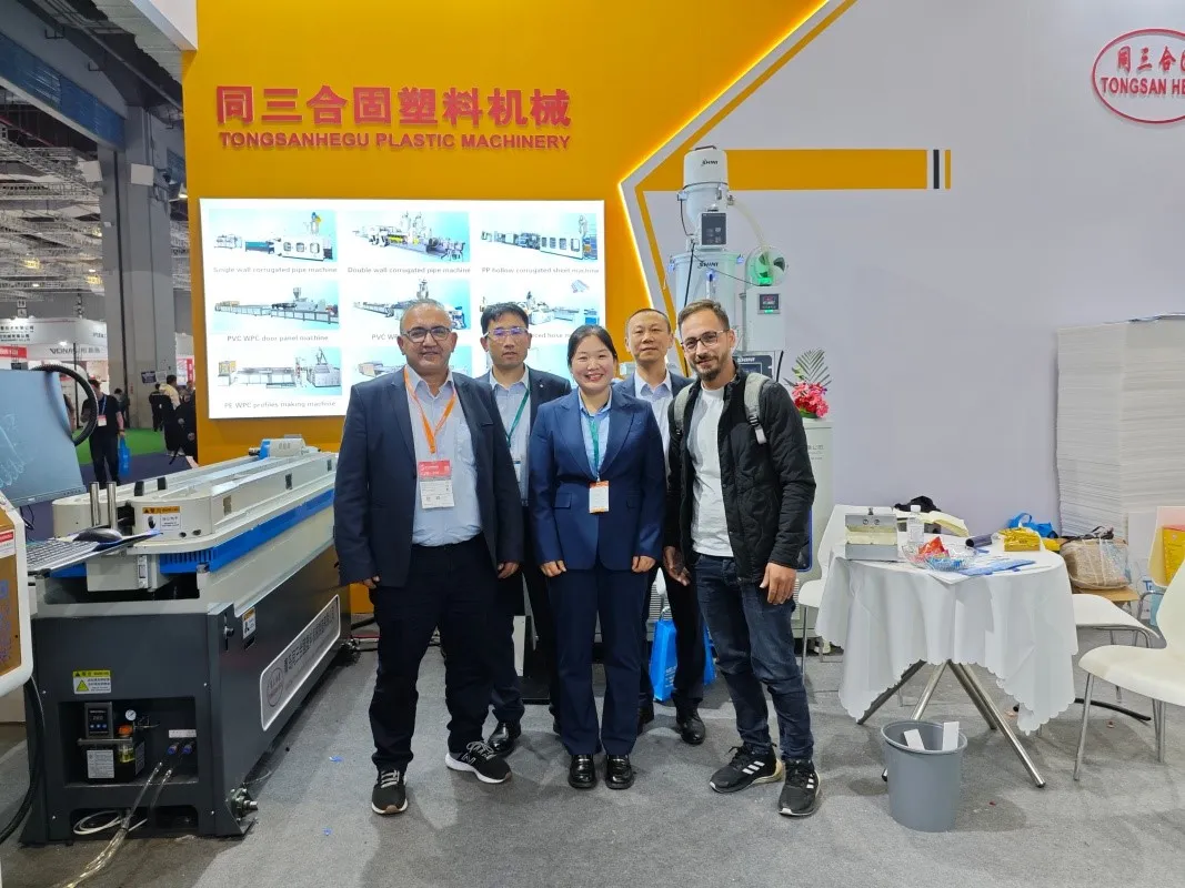 Vicky discuss Corrugated pipe machine with client on Chinaplas exhibition Vicky discuss Corrugated pipe machine with client on Chinaplas exhibition